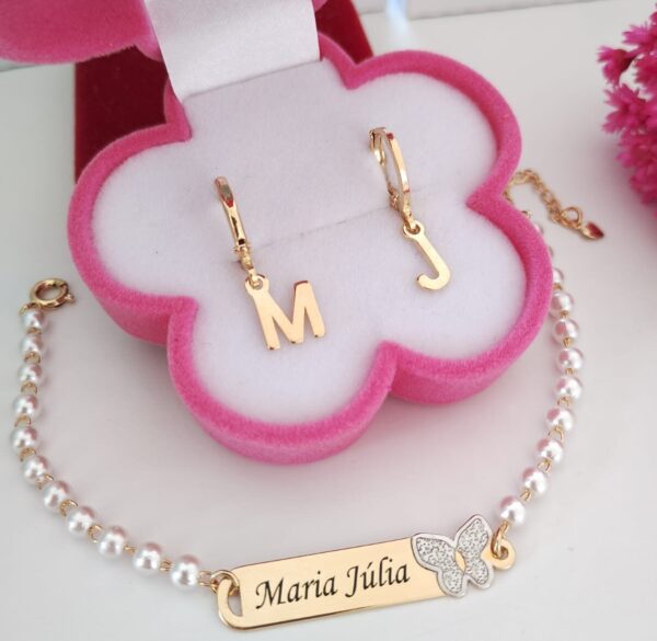 Pulseira Infantil Personalizada em Pérolas Detalhe Borboleta Nome+Argolinha Infantil iniciais Banho Ouro 18k